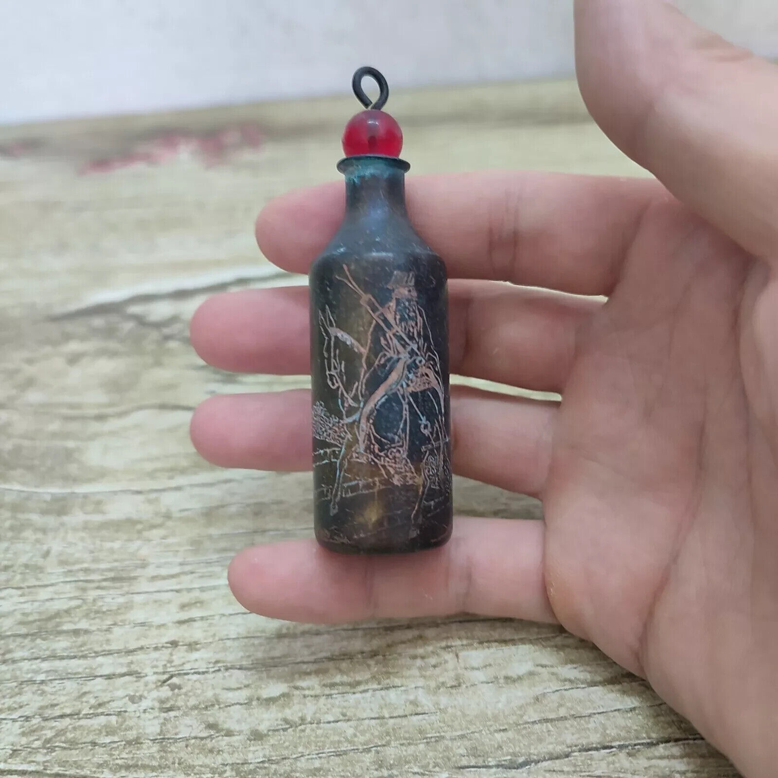 Vintage Collectible Bottles - Bouteille à priser sculptée en cuivre